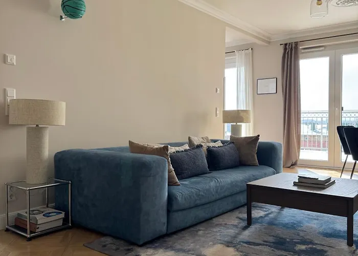 CLS Moderne City-Wohnung Hamburg Tiefgarage, Klimaanlage, Free-TV, 65 Zoll Smart-TV, E-Laden, Balkon, Parken, Nespresso Maschine inklusive Kapseln, Blick über Hamburg, Cafe im Haus, Bus gegenüber, Flex Check In